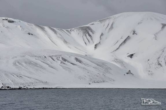Paredes, escarpas e encostas que formavam o contorno da aniga caldeira vulcâncica que é hoje a baía de Deception Island, na Antártida